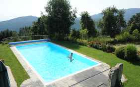 ...Mit Anlauf in den Pool! - Foto: Andrea Knura